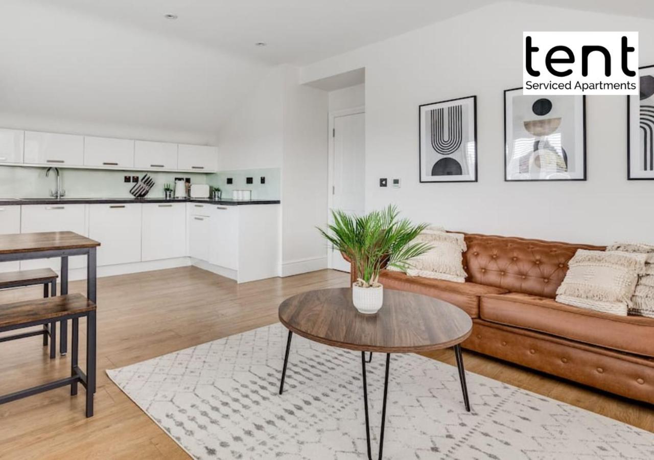 Stylish 1 Bed Apt , Central , Pkg, Perfect For Long Stays Egham Exterior photo